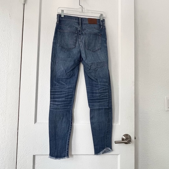 Size 26 High-Rise Madewell Skinny Jeans With Frayed Hem - Picture 2 of 3